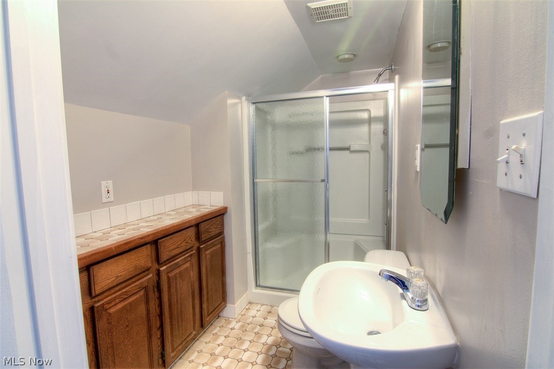 1619 Richmond Road Cleveland, OH 44124 - Photo 17 of 21 Second full bath is on the 2nd floor.