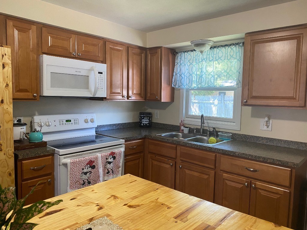 240 Unit Street Providence, RI 02909 - Photo 12 of 17 242 Unit - Kitchen