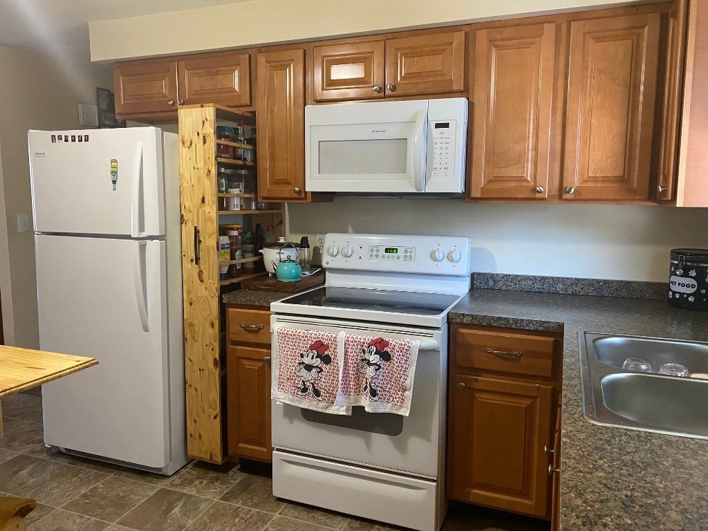 240 Unit Street Providence, RI 02909 - Photo 13 of 17 242 Unit - Kitchen