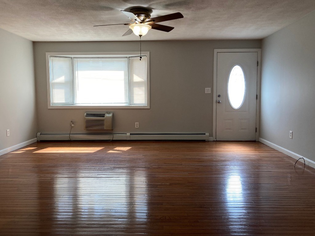 240 Unit Street Providence, RI 02909 - Photo 3 of 17 240 Unit - Living Room