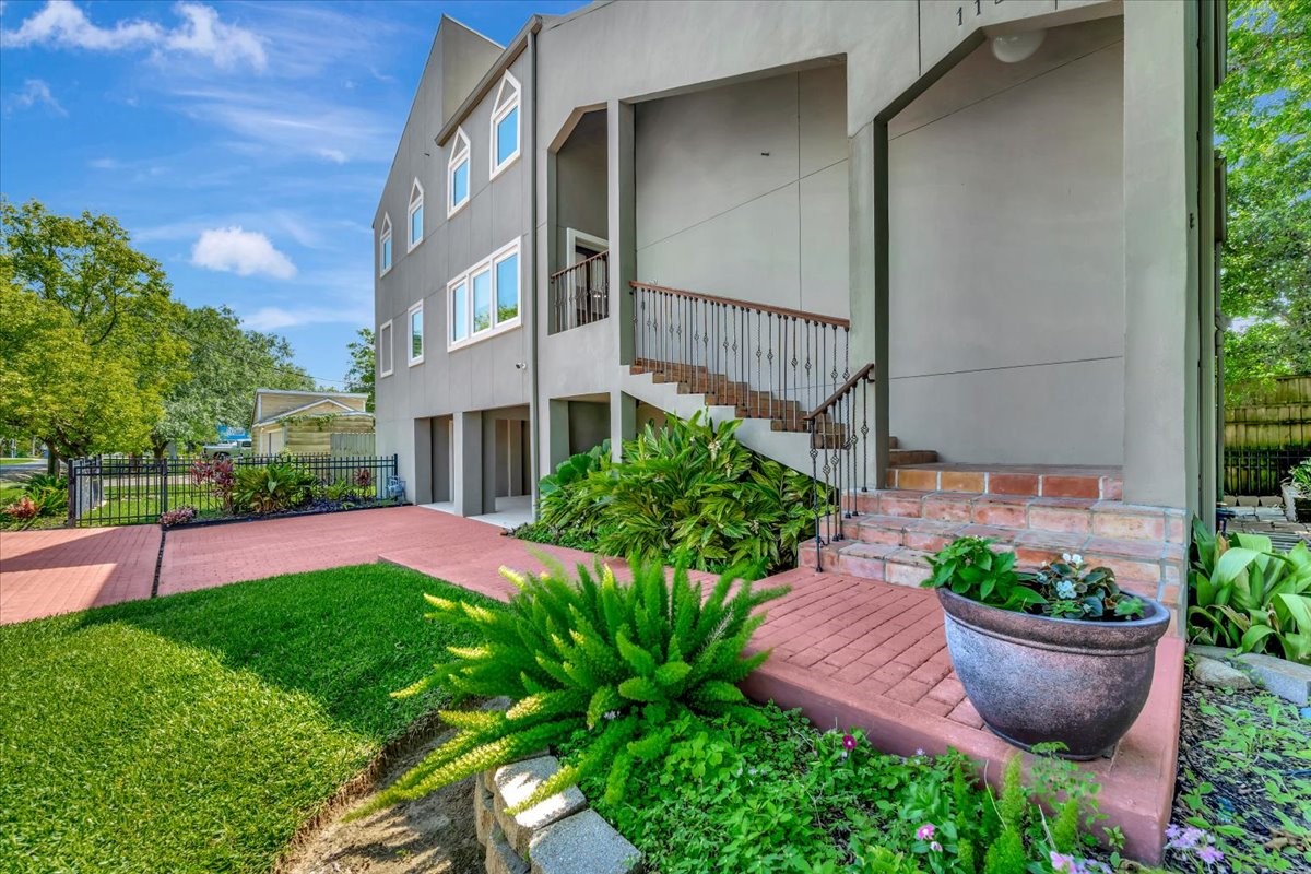 112 Oak Road Clear Lake Shores, TX 77565 - Photo 5 of 41 BEAUTIFUL ENTRANCE.