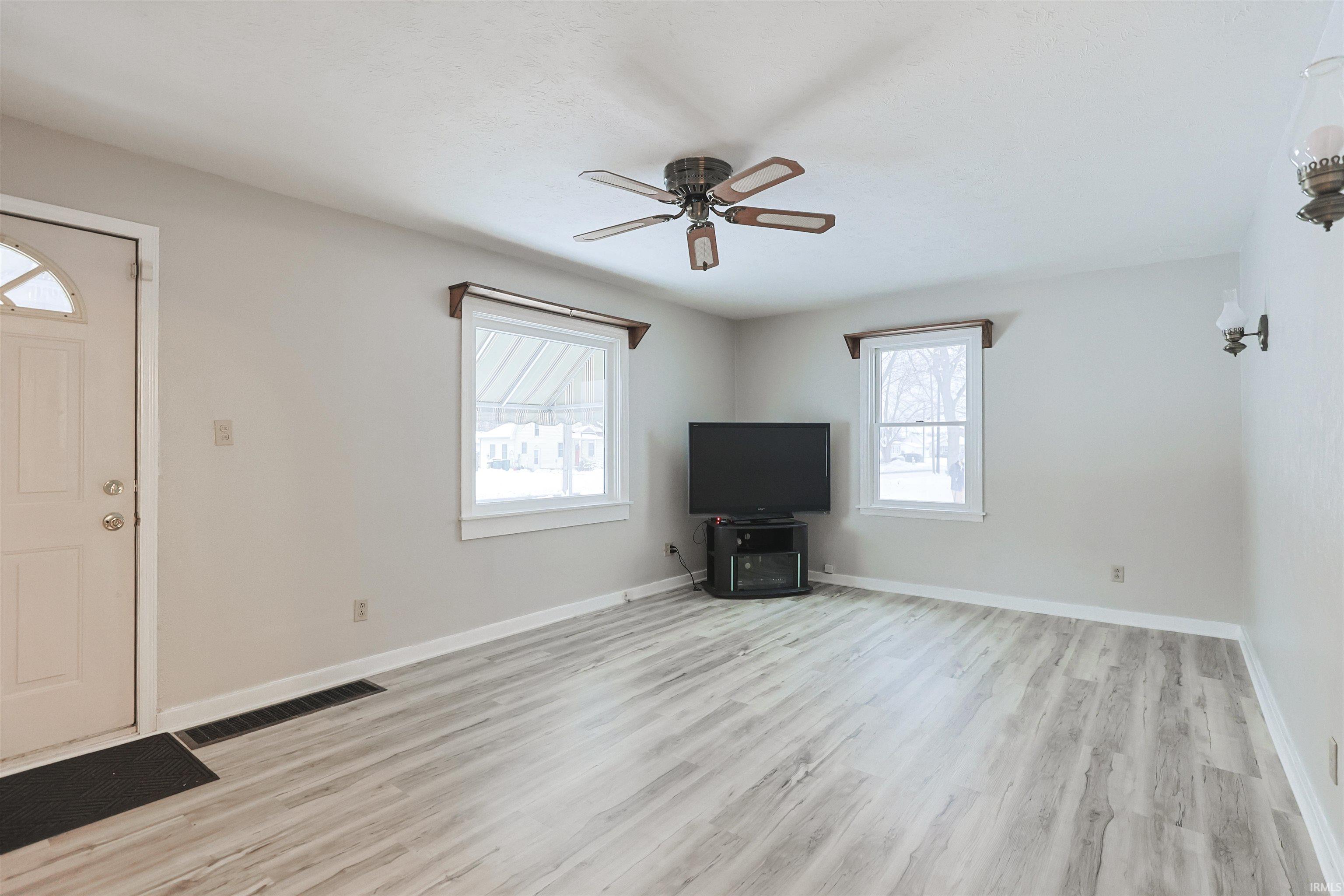 140 Oakside Road Mishawaka, IN 46544 - Photo 3 of 30 Gallery Image 3