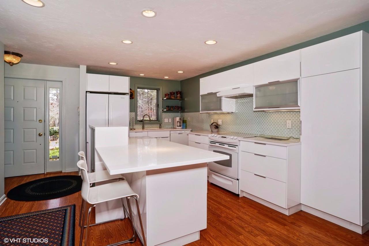 381 Great Oak Road, Unit 25 Mashpee, MA 02649 - Photo 12 of 30 Updated Kitchen