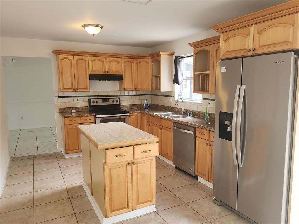 10720 Eureka Street Boca Raton, FL 33428 - Photo 6 of 18 a kitchen with a stove a refrigerator and a sink
