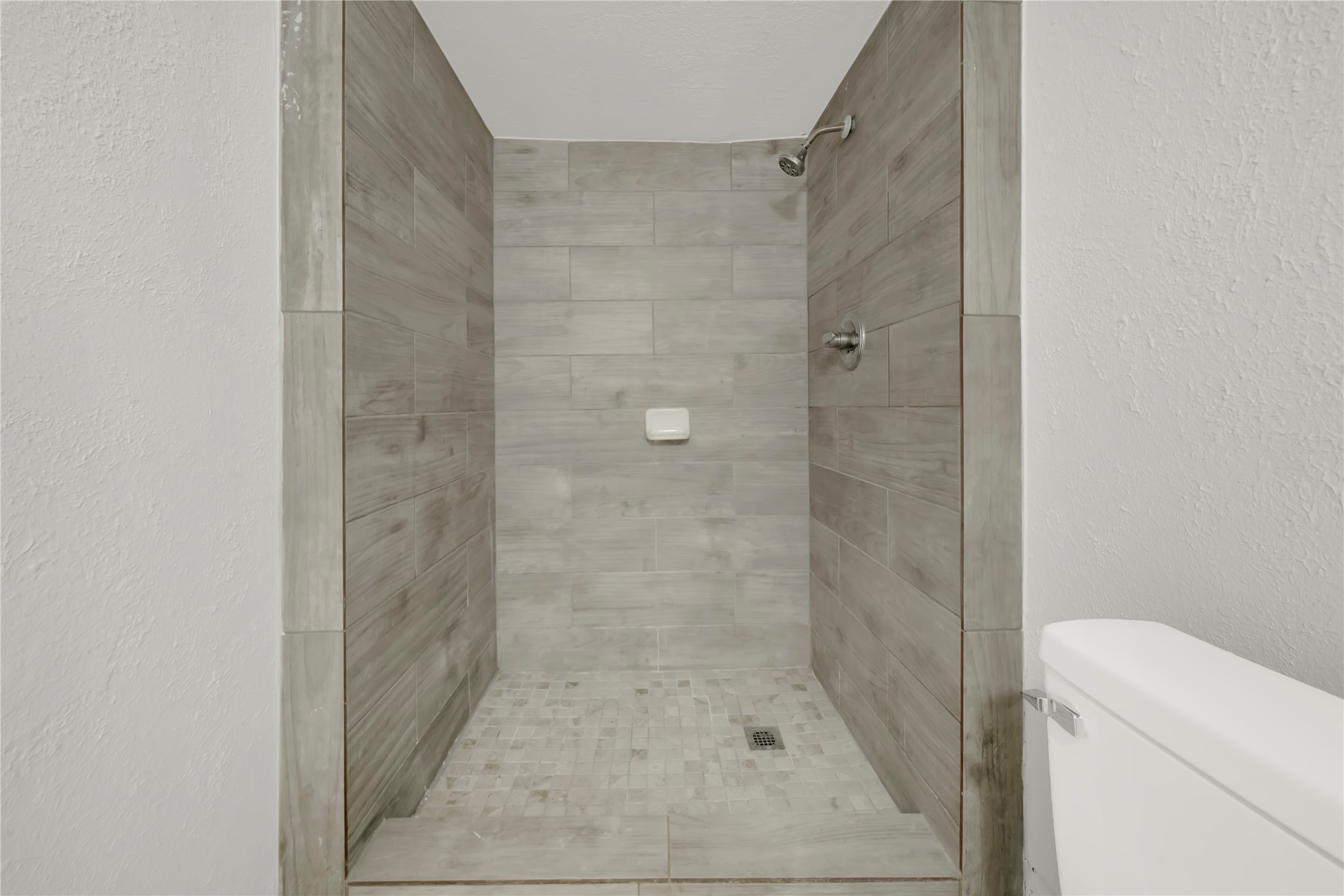106 Hanover Street Houston, TX 77012 - Photo 30 of 49 a bathroom with a shower