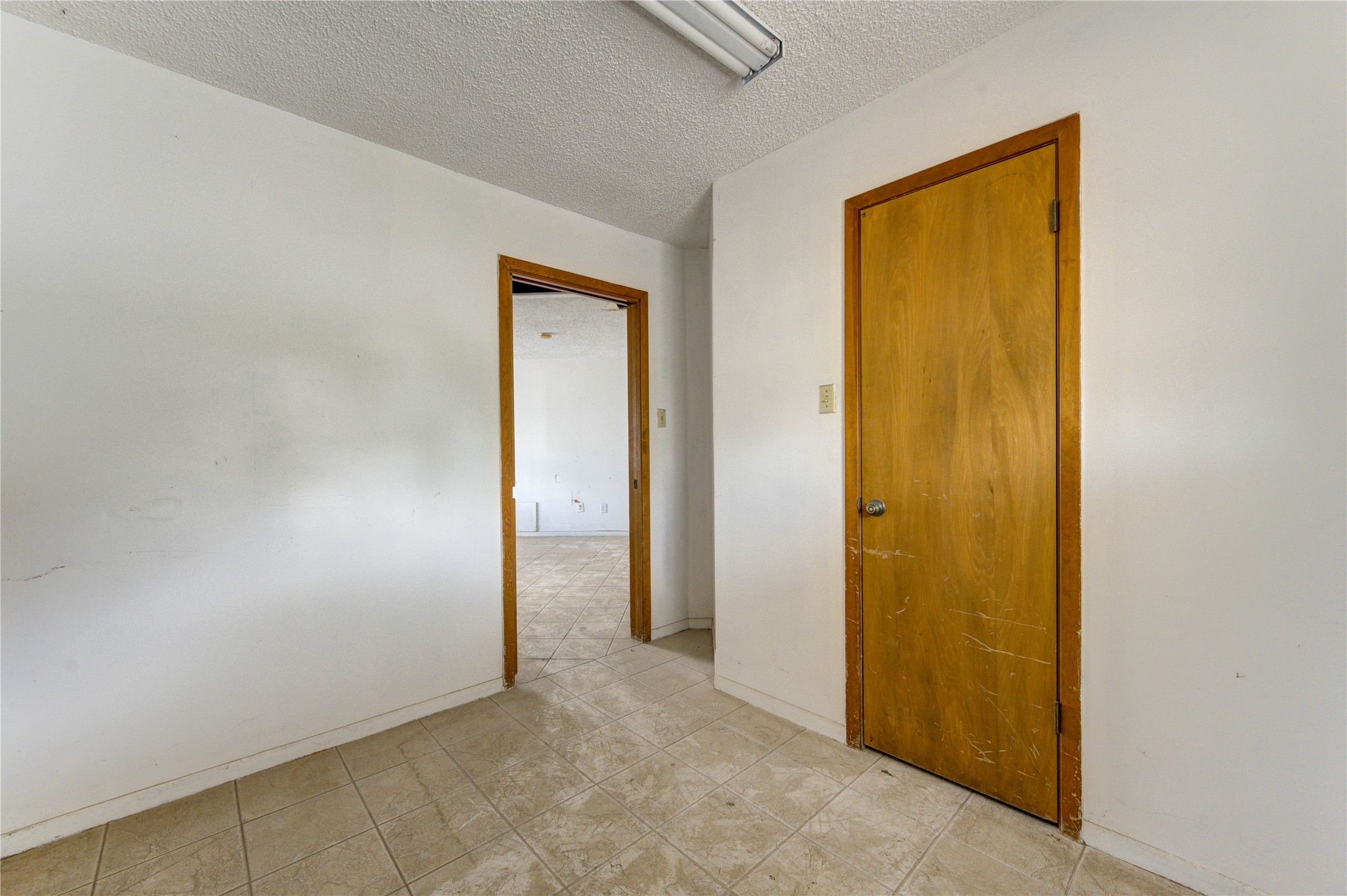 4602 Avenue H Rosenberg, TX 77471 - Photo 10 of 42 an empty room with windows and closet