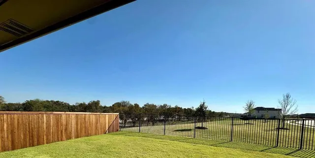 a view of a backyard
