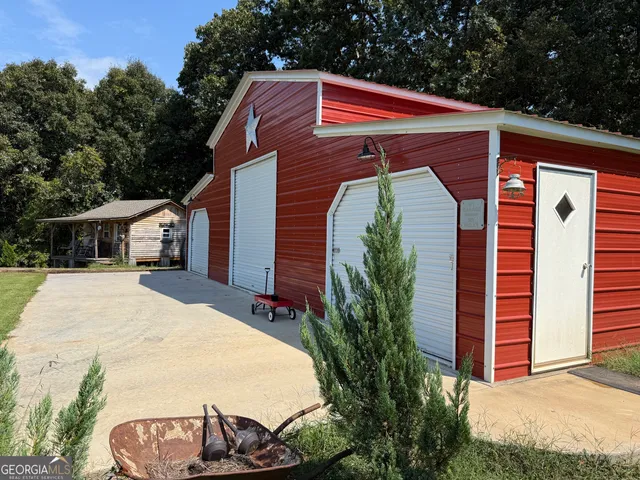 a view of a house with backyard and trees
