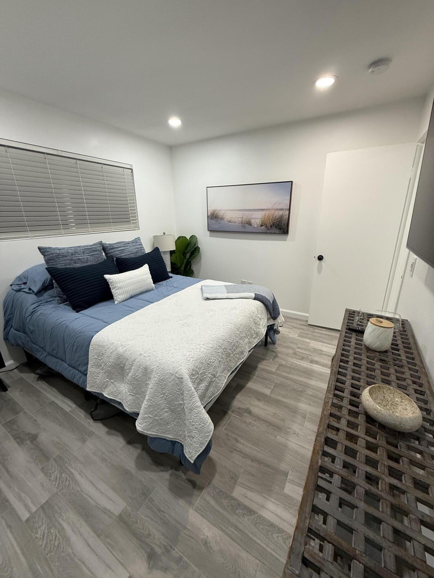 37081 Palmdale Road Rancho Mirage, CA 92270 - Photo 29 of 46 a bedroom with two beds and a couch