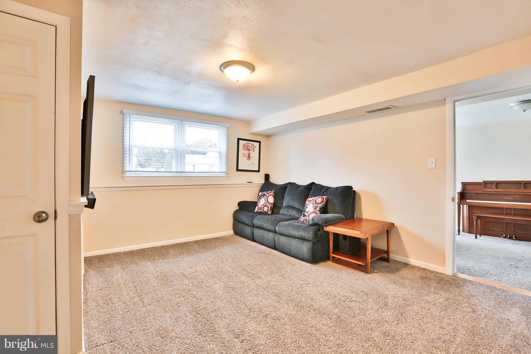 312 Orley Road Baltimore, MD 21228 - Photo 12 of 30 Living Room