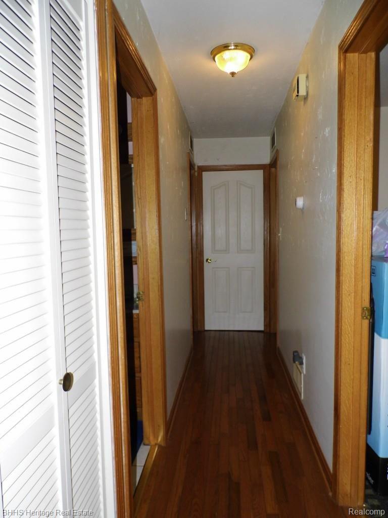 6950 West Sober Road Fowlerville, MI 48836 - Photo 27 of 32 Hallway