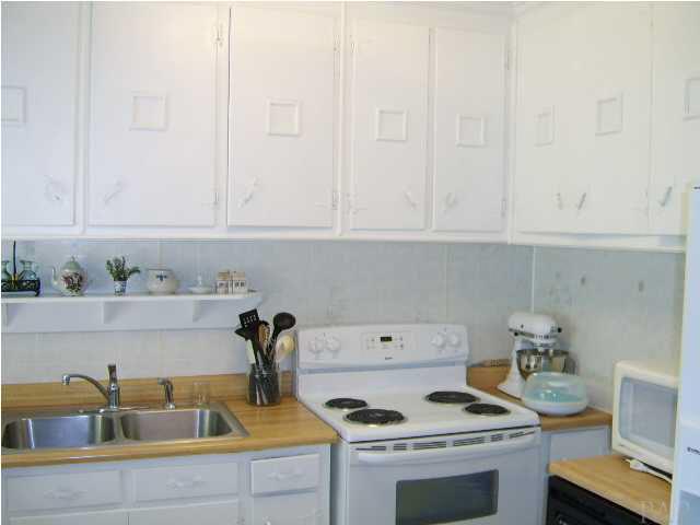 209 Bryant Road Pensacola, FL 32507 - Photo 14 of 17 Light and bright kitchen