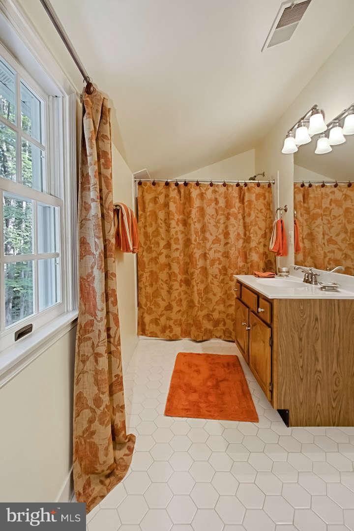 12101 Chapel Road Clifton, VA 20124 - Photo 22 of 29 Bath