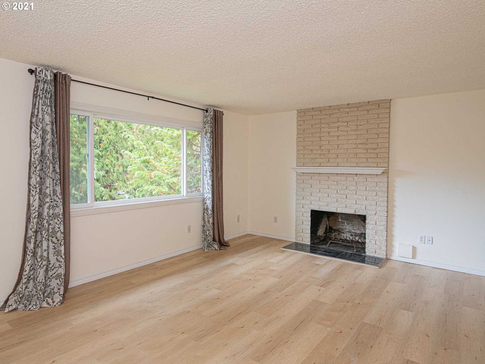 5902 Southwest Vermont Street Portland, OR 97219 - Photo 3 of 32 Gallery Image 3
