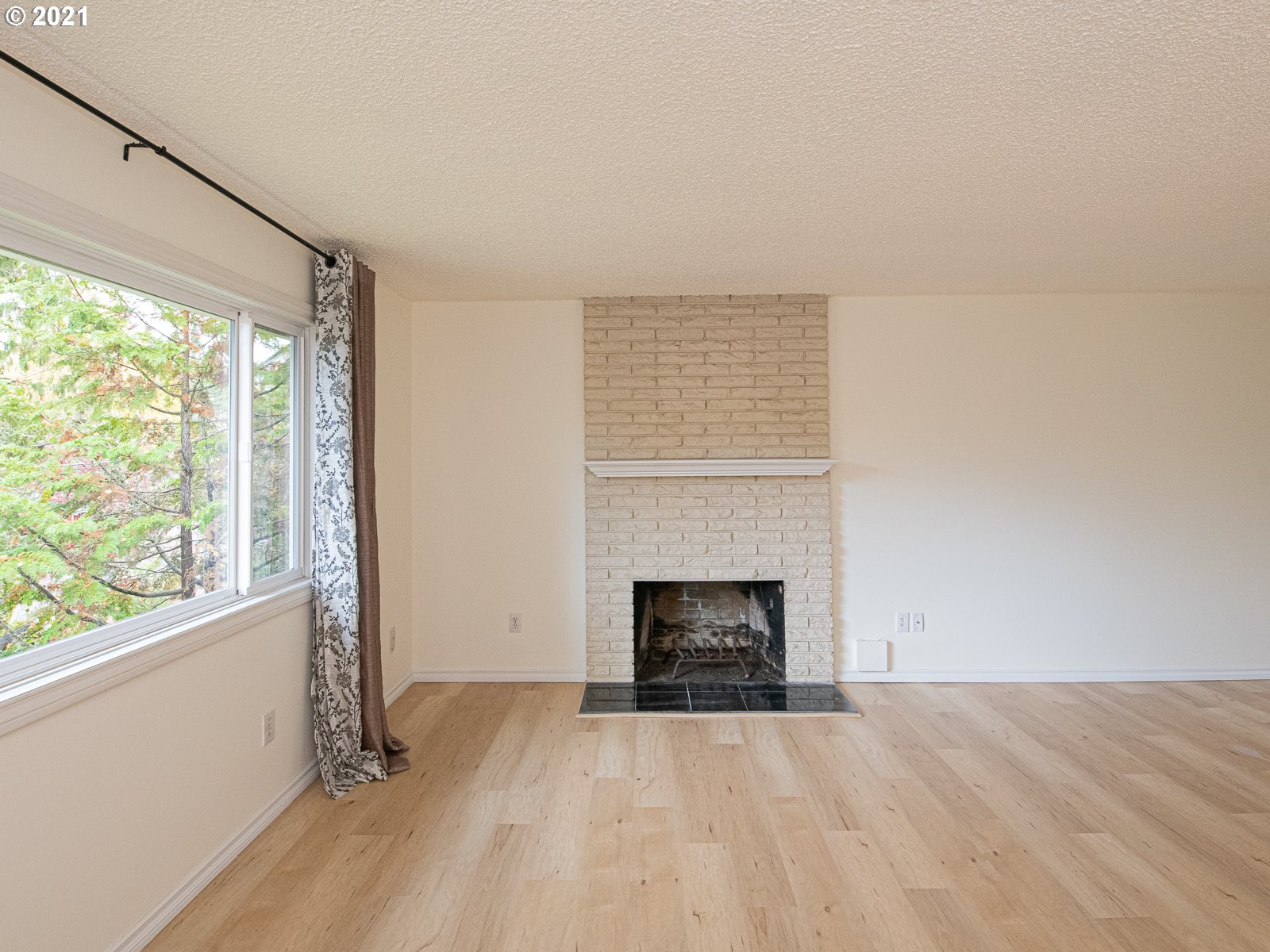 5902 Southwest Vermont Street Portland, OR 97219 - Photo 5 of 32 Gallery Image 5