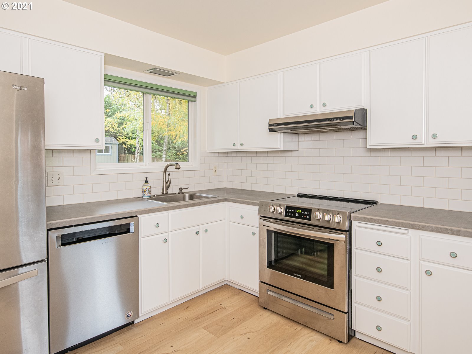 5902 Southwest Vermont Street Portland, OR 97219 - Photo 7 of 32 Gallery Image 7