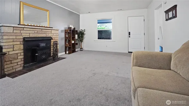 a view of empty room with window