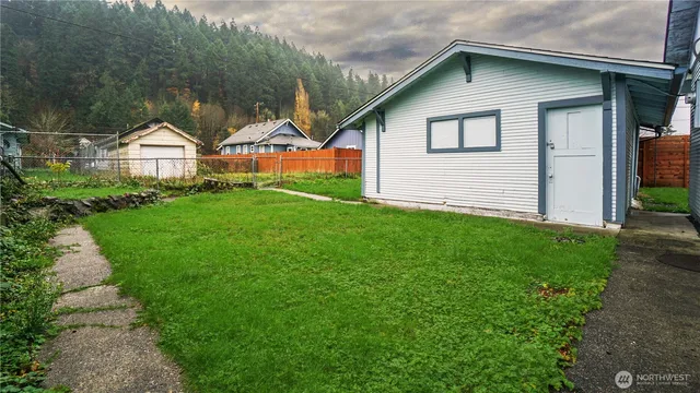 $2,500 | 322 South Diamond Street, Centralia, WA 98531