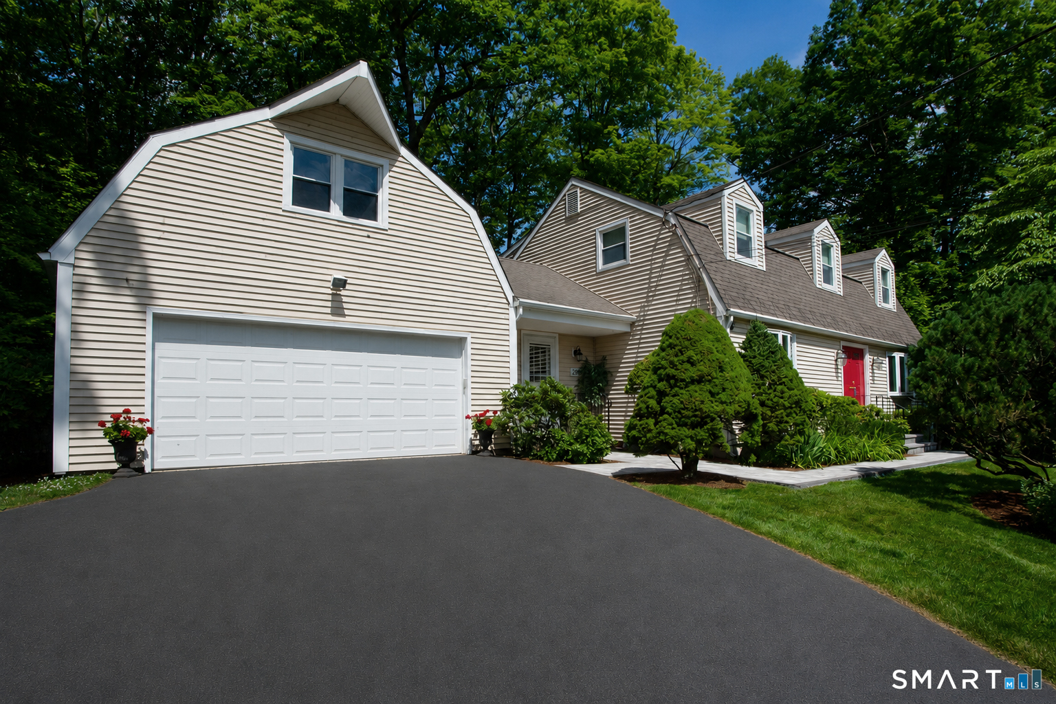 26 Rushleigh Road West Hartford, CT 06117 - Photo 2 of 40