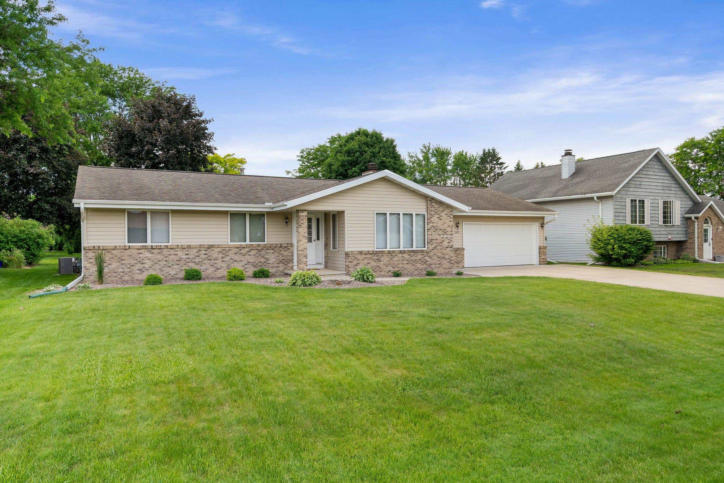 2615 West Sunnyview Circle Appleton, WI 54914 - Photo 2 of 44