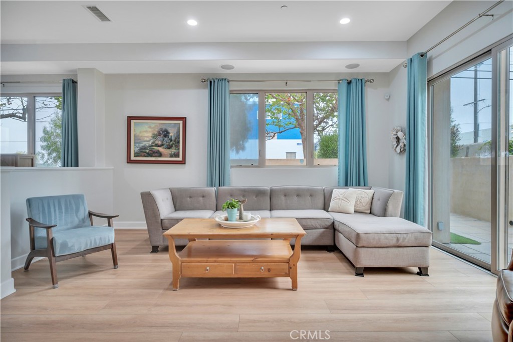 307 Kansas Street, Unit A El Segundo, CA 90245 - Photo 5 of 63