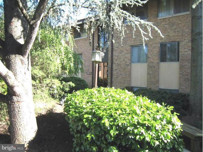 18610 Walkers Choice Road, Unit 4 Gaithersburg, MD 20886 - Photo 15 of 15 a backyard of a house with lots of green space