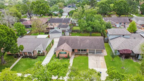 a view of a house with backyard