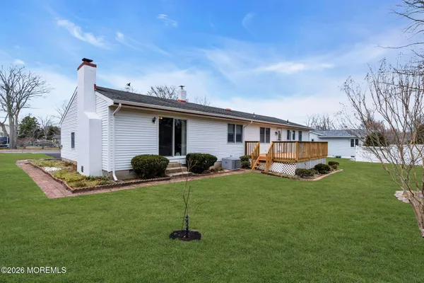 a view of a house with backyard