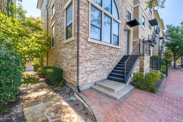 a view of an outdoor space with many windows