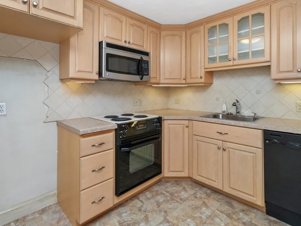 40 Whitman Road, Unit B2 Waltham, MA 02453 - Photo 3 of 37 Gallery Image 3