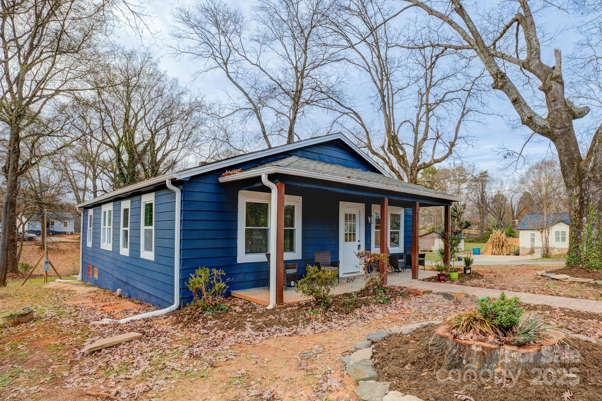 410 24th Street Southwest Hickory, NC 28602 - Photo 35 of 41 a backyard of a house with bicycles parked