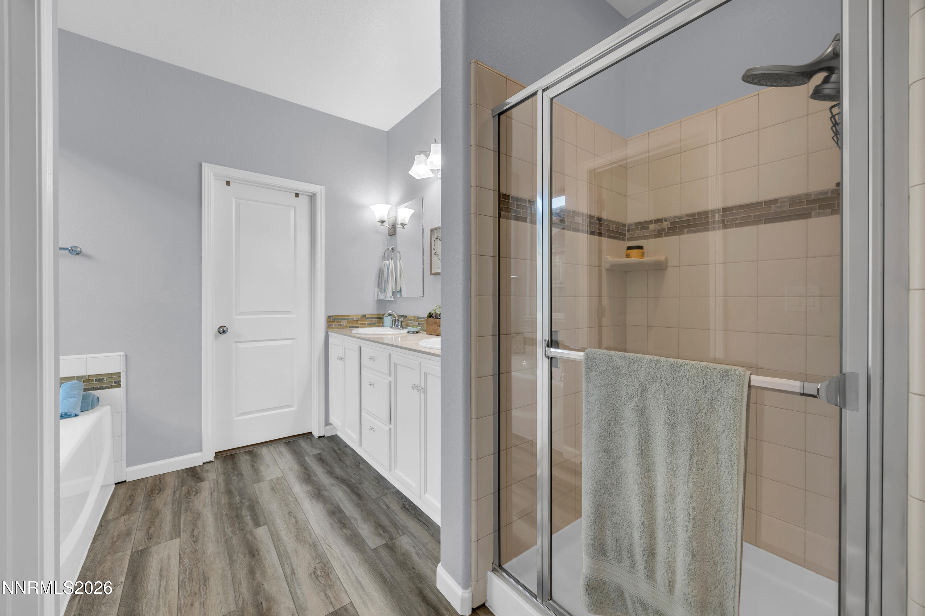 2823 Kimberlite Road Sparks, NV 89436 - Photo 18 of 33 Primary Bath