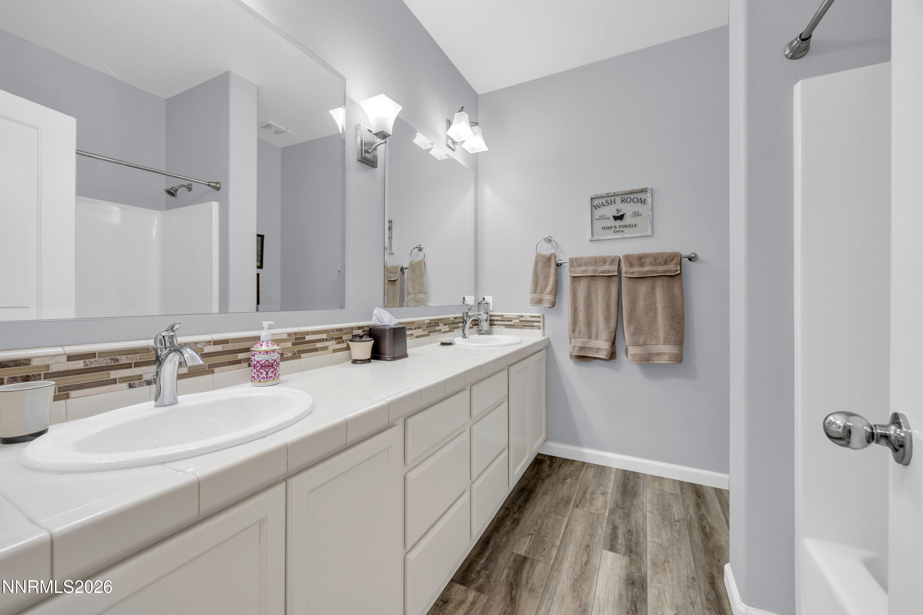 2823 Kimberlite Road Sparks, NV 89436 - Photo 27 of 33 Guest Bath 2