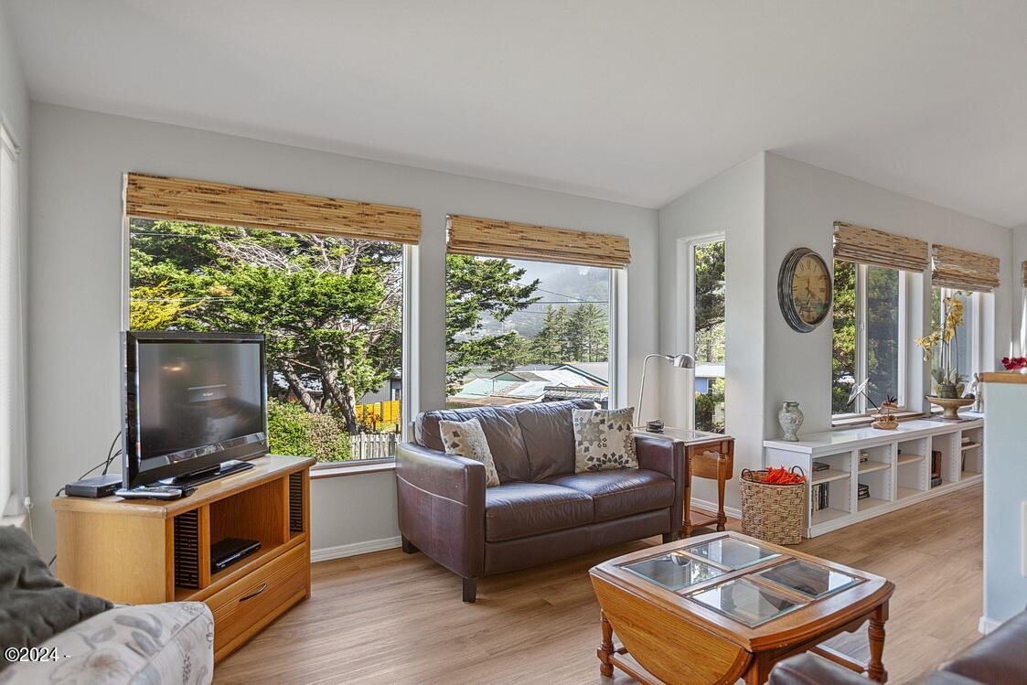 154 Shell Street Yachats, OR 97498 - Photo 32 of 57 Living Room Upstairs