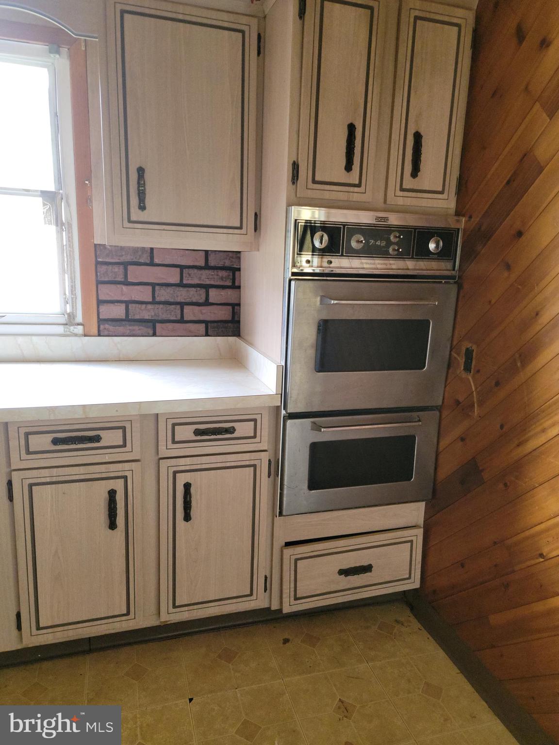 3509 Sollers Point Road Baltimore, MD 21222 - Photo 14 of 28 Wall ovens