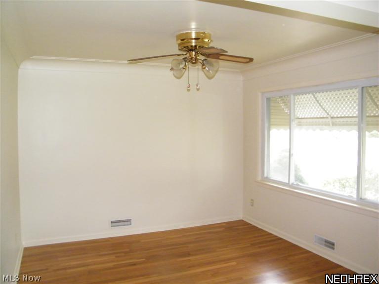 4401 Adrian Road Cleveland, OH 44121 - Photo 3 of 19 LIVING ROOM