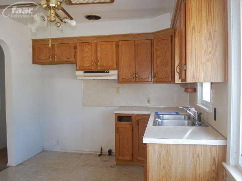 1318 Pierson Road Flint, MI 48505 - Photo 14 of 25 20421466-13.JPG