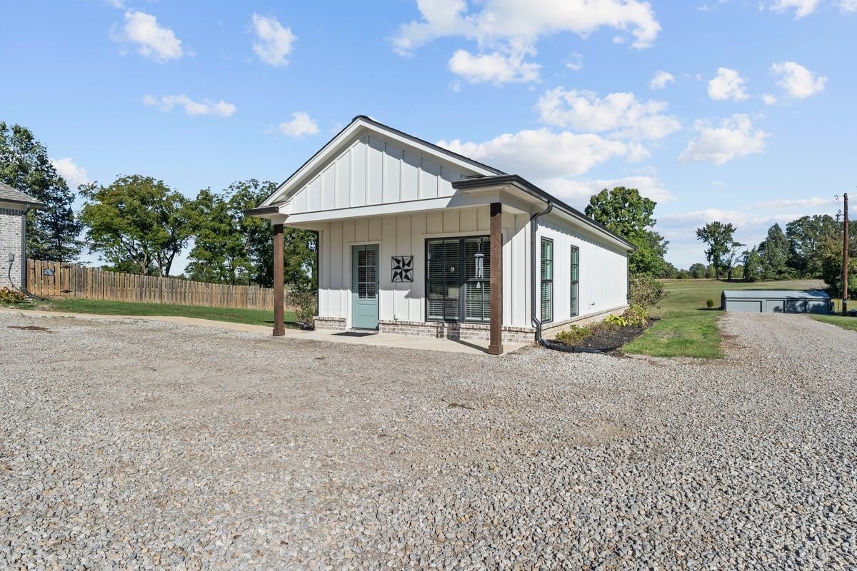 678 Morris Road Covington, TN 38019 - Photo 3 of 40 Super Cute 867 sf 1BR/1BA Guest home with full kitchen.