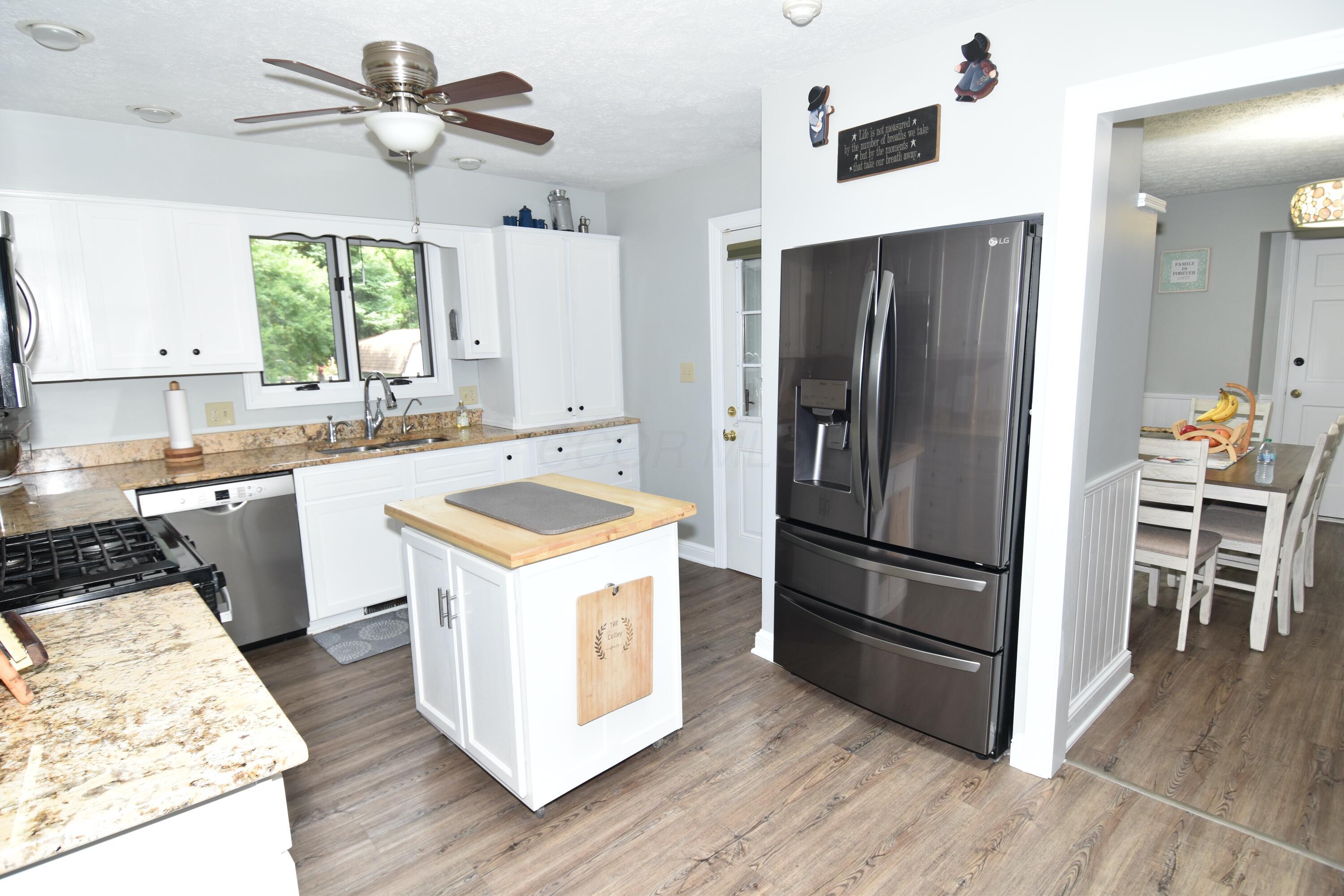 15 Tow Path Road Granville, OH 43023 - Photo 22 of 79 Black Stainless Fridge!