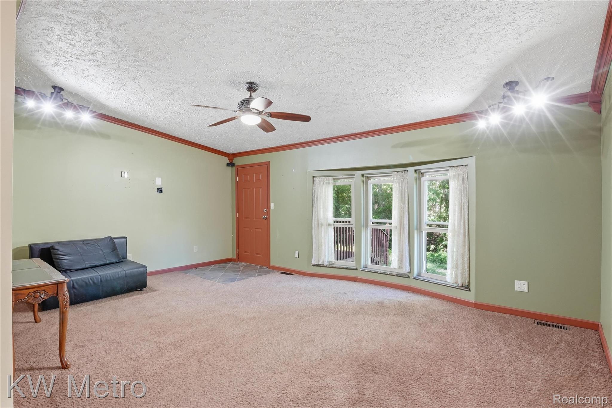 22733 Sumpter Road Belleville, MI 48111 - Photo 4 of 52 06-DSC02034.jpg