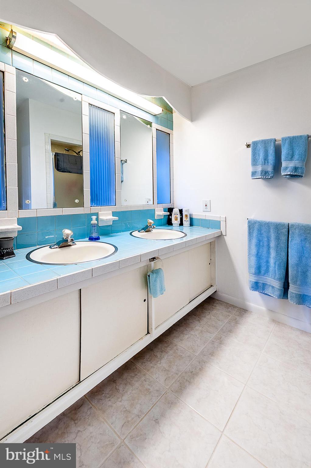 208 Kingsley Road Cherry Hill, NJ 08034 - Photo 19 of 27 Master Bath