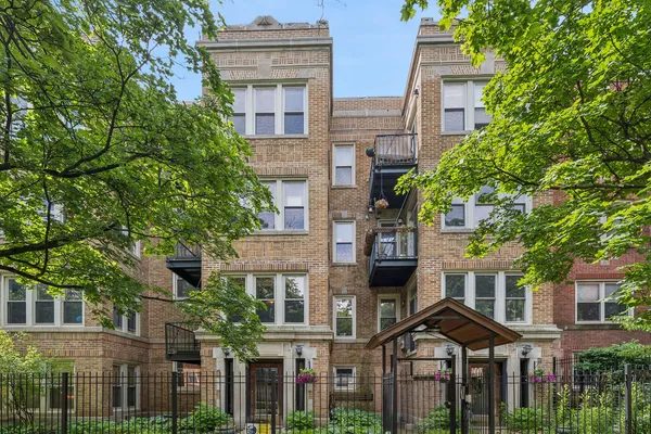 $249,900 | 1637 West Pratt Boulevard, Unit 1W, Chicago, IL 60626