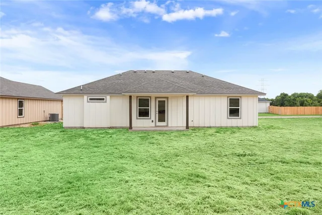 a view of a house with backyard and garden