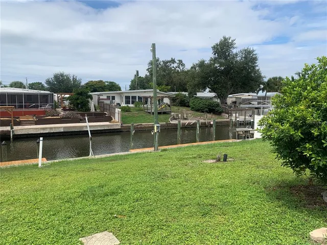 a view of house with a big yard