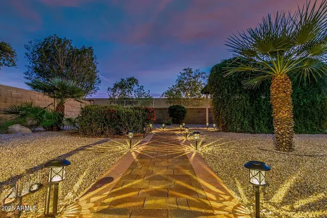 a view of a backyard