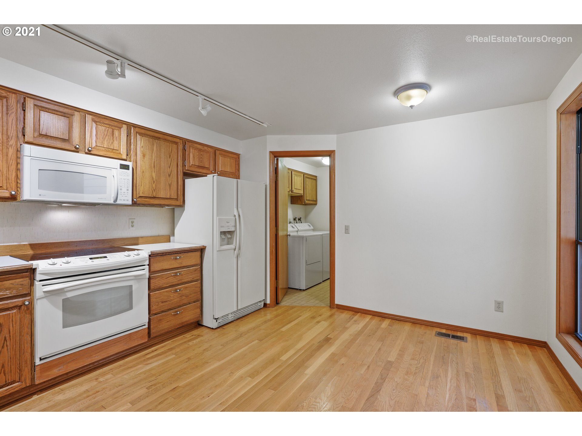 13310 Southwest Gallop Court Beaverton, OR 97008 - Photo 14 of 32