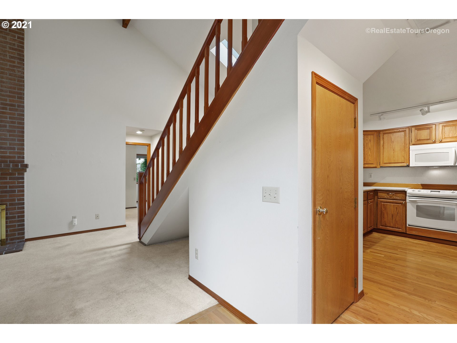 13310 Southwest Gallop Court Beaverton, OR 97008 - Photo 4 of 32