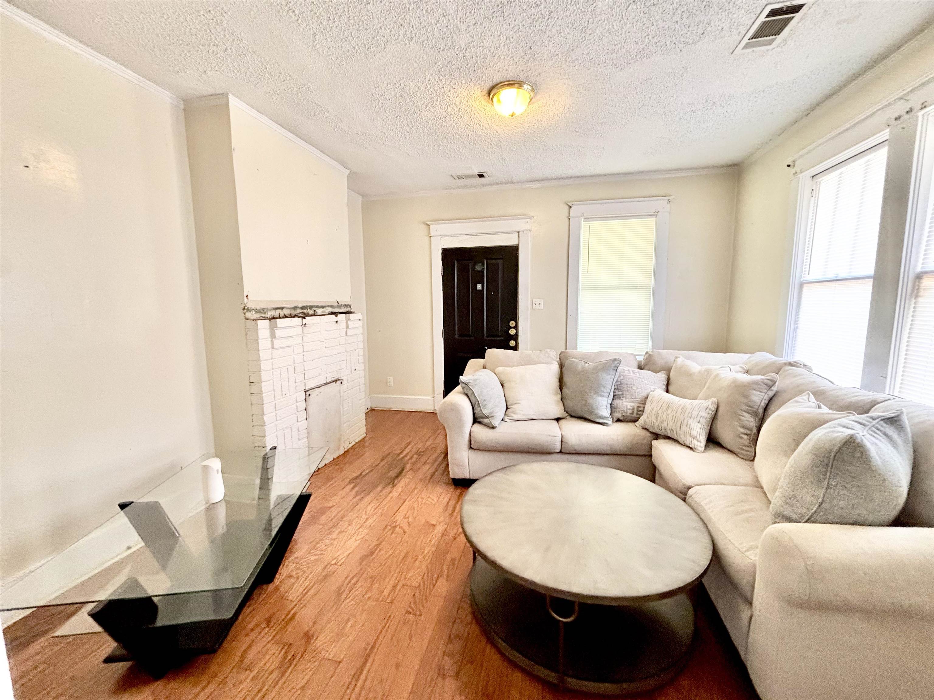 778 Atlantic Street Memphis, TN 38112 - Photo 3 of 15 a living room with furniture and a window