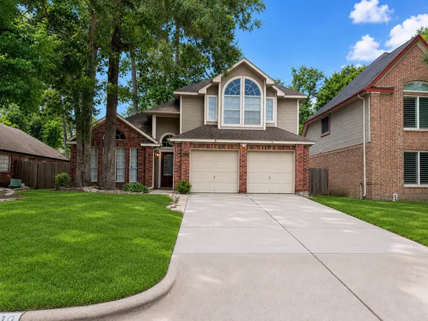 a view of a house with a backyard