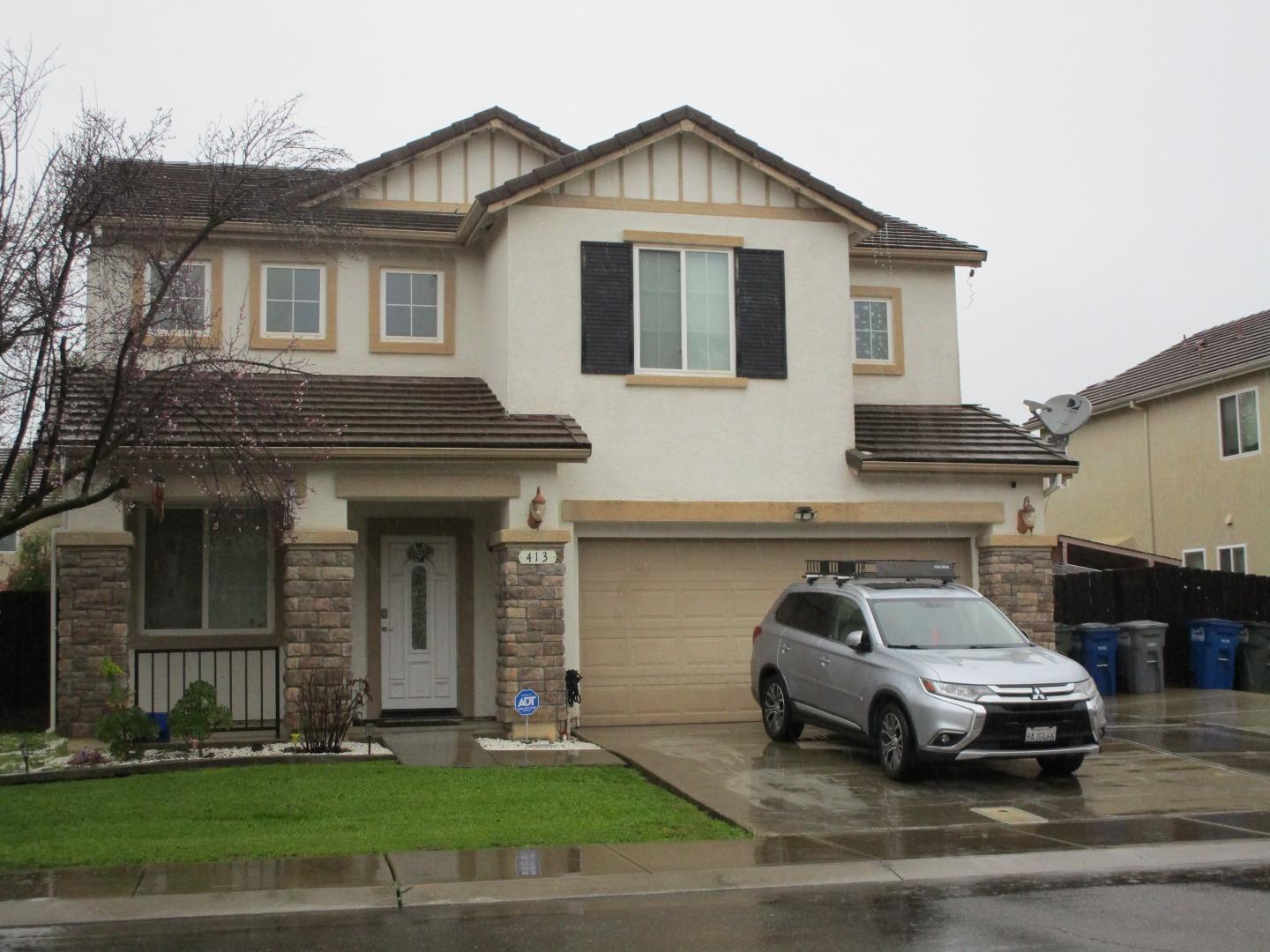 a car parked in front of a white house